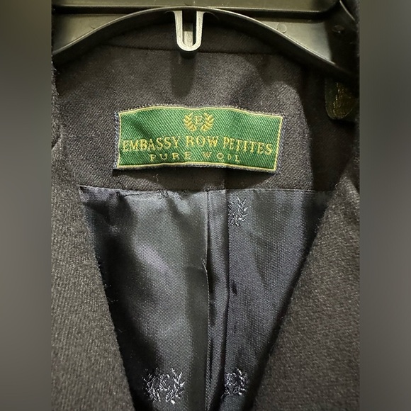 Vintage EMBASSY ROW Women's size 8P Wool Two Button Preppy Blazer Crest Emblem - Picture 6 of 8